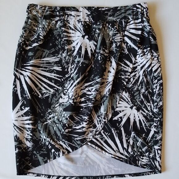 Fabletics Clarissa Wrap Skirt,  L, EUC - Picture 1 of 3